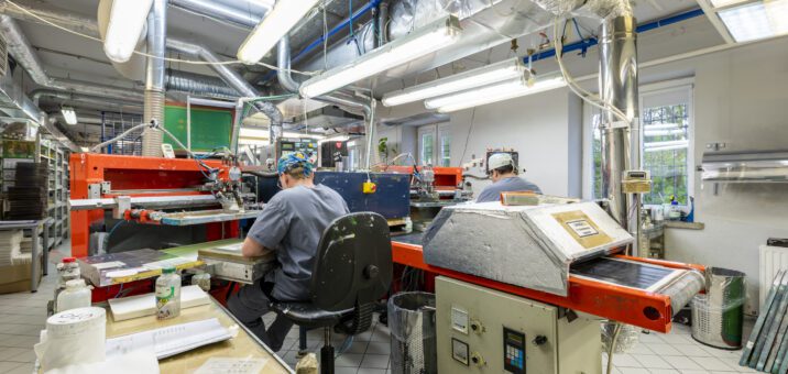 Klawiatury foliowe o wysokiej odporności chemicznej: Jakie materiały zapewniają długowieczność w agresywnych środowiskach?