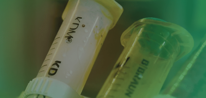 Cechy białego atramentu solwentowego