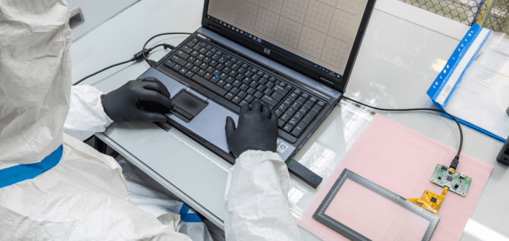 Czym różni się bonding optyczny od klejenia warstwowego – przegląd technologii łączenia warstw