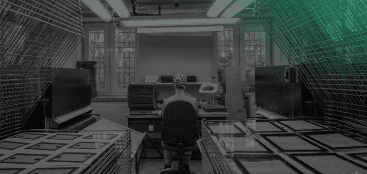 Jak panele szklane poprawiają bezpieczeństwo i higienę w branży medycznej?